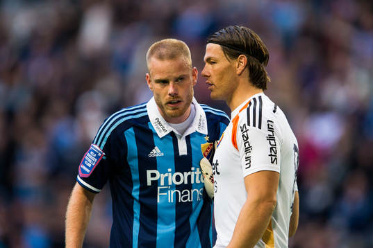 Djurgårdens Fredrik Stenman samtalar med målvakt Kenneth