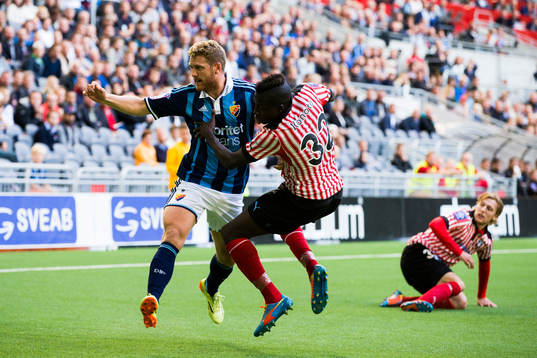 Djurgårdens Stefan Karlsson närkamp med Malmö FFs Pa