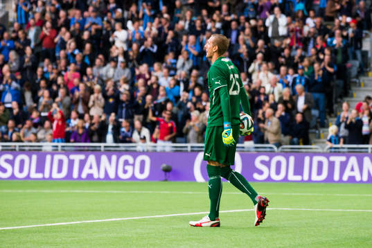 Malmö FFs målvakt Robin Olsen deppar