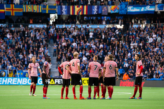 Spelarna i Malmö FF samlar sig