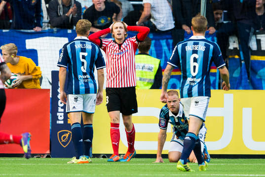 Malmö FFs Emil Forsberg tar sig för huvudet