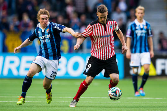 Djurgårdens Simon Tibbling försöker stoppa Malmö FFs