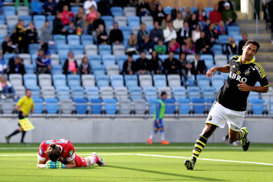 Norrköpings målvakt David Mitov Nilsson och Celso Borges