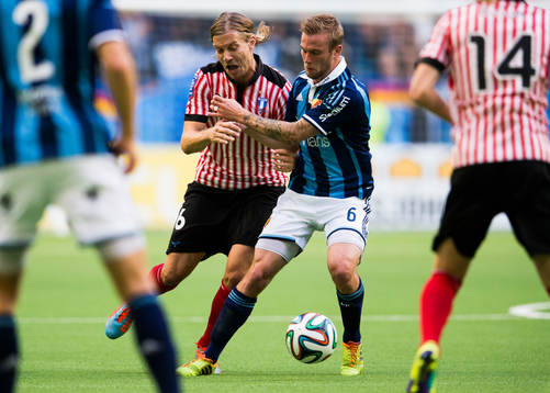 Malmö FFs Markus Halsti i kamp om bollen med Djurgårdens