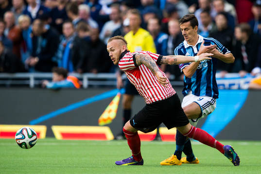 Malmö FFs Magnus Eriksson i kamp om bollen med