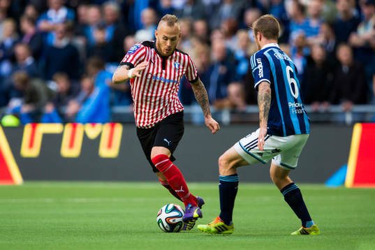 Malmö FFs Magnus Eriksson försöker ta sig förbi