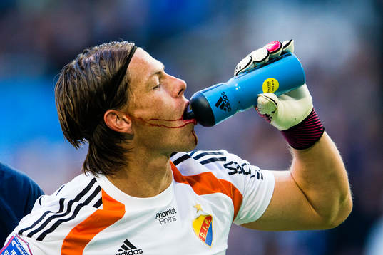 Djurgårdens målvakt Kenneth Høie dricker vatten