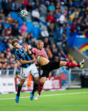Djurgårdens Jesper Arvidsson i en nickduell med Malmö FFs