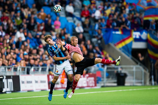 Djurgårdens Jesper Arvidsson i en nickduell med Malmö FFs