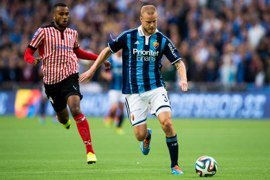 Djurgårdens Fredrik Stenman hinner före Malmö FFs Isaac
