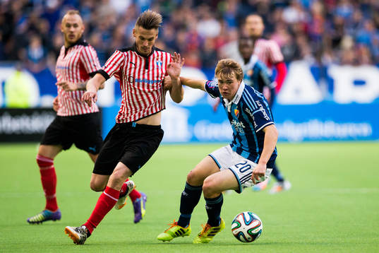 Malmö FFs Markus Rosenberg i kamp om bollen med