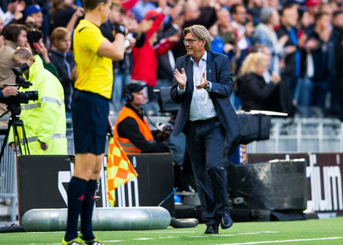 Djurgårdens tränare Per Olsson jublar vid slutsignalen av