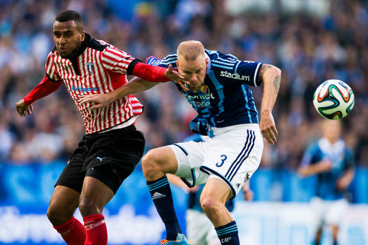 Malmö FFs Isaac Kiese Thelin i en nickduell med
