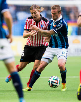 Malmö FFs Markus Halsti i kamp om bollen med Djurgårdens