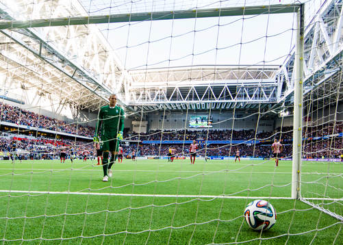 Malmö FFs målvakt Robin Olsen deppar