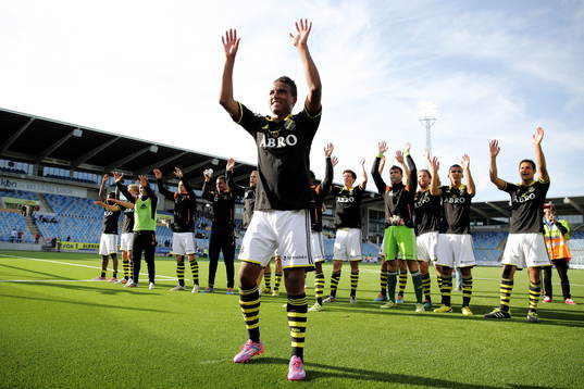 AIK med Niclas Eliasson längst fram tackar sina supportrar