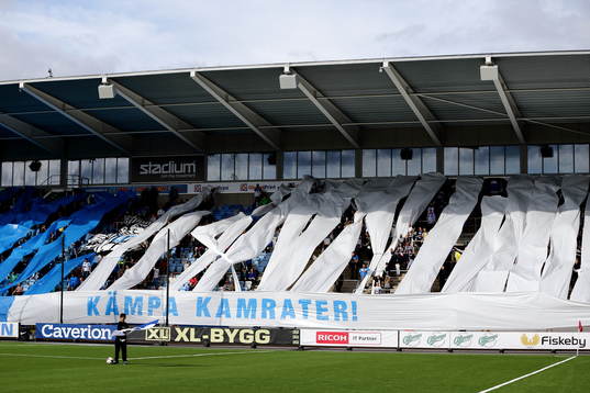 Norrköpings supportrar visar texten Kämpa Kamrater