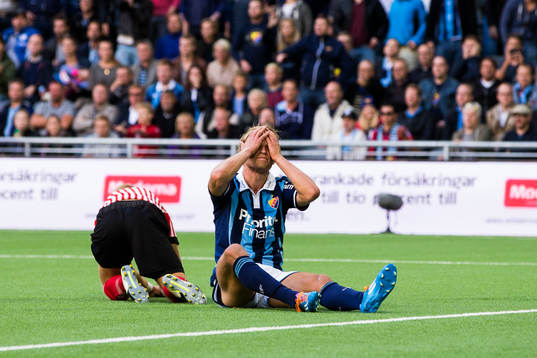 Djurgårdens Sebastian Andersson tar sig för ansiktet