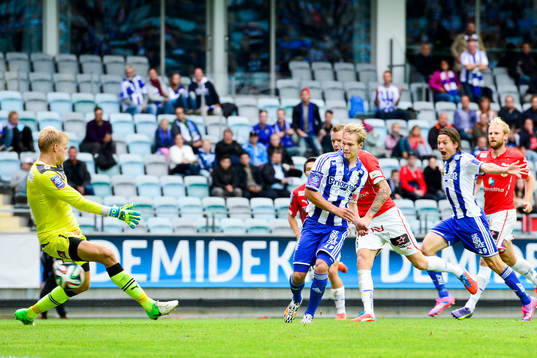 IFK Göteborgs Gustav Engvall gör 1-0 mellan benen på
