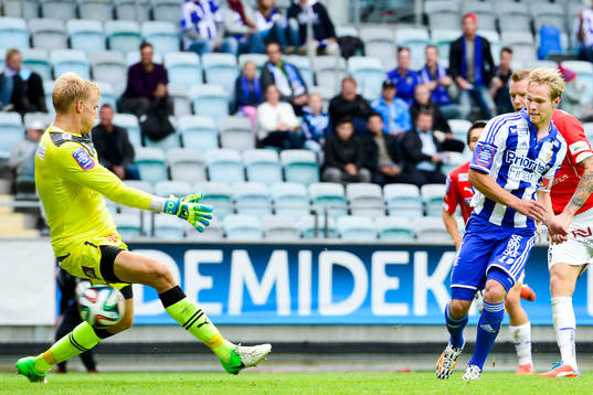IFK Göteborgs Gustav Engvall gör 1-0 mellan benen på