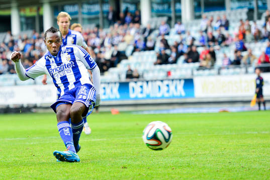 IFK Göteborgs May Mahlangu skjuter in 2-0 på straff