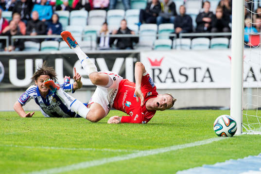 Kalmars  Marcus Nilsson och IFK Göteborgs Lasse Vibe tittar