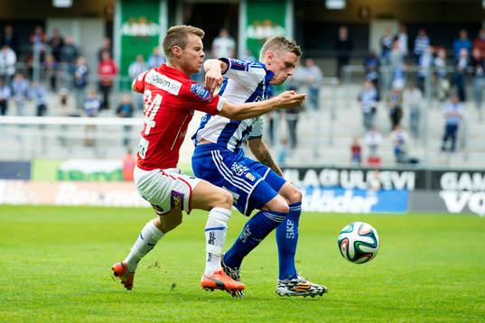 IFK Göteborgs Sören Rieks håller undan Kalmars Måns