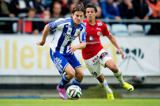 IFK Göteborgs Lasse Vibe går förbi Kalmars Romário