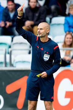 Domare Michael Lerjéus visar rött kort till Kalmars