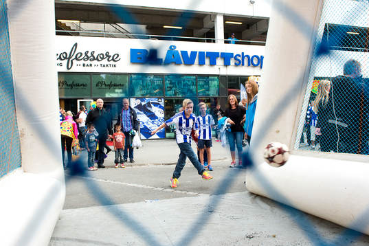 En ung supporter skjuter straffar innan fotbollsmatchen i