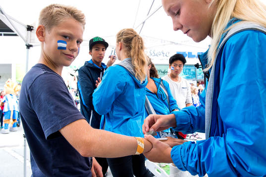 En ung supporter får ansiktsmålning