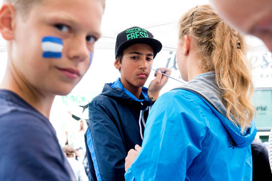 En ung supporter får ansiktsmålning