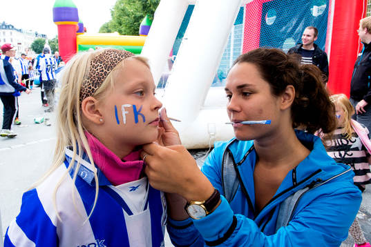 En ung supporter får ansiktsmålning