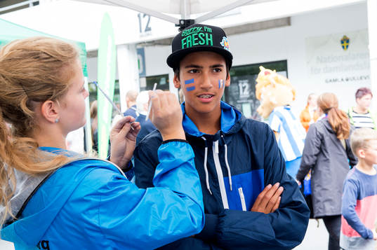 En ung supporter får ansiktsmålning