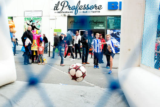 En ung supporter skjuter straffar innan fotbollsmatchen i