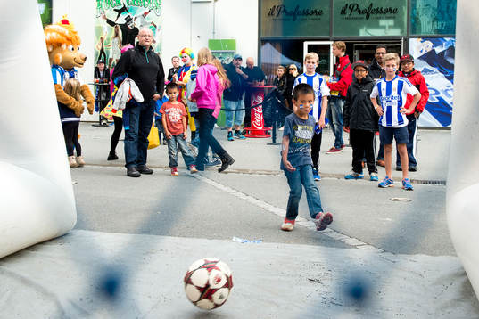 En ung supporter skjuter straffar innan fotbollsmatchen i