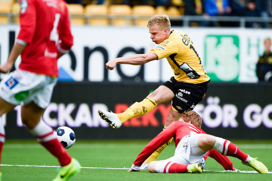 Elfsborgs Per Frick testar skott