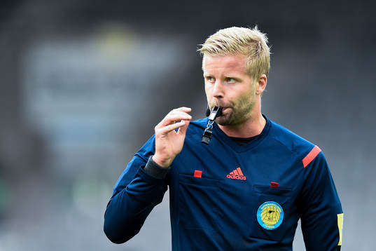 Domare Glenn Nyberg med visselpipa i munnen