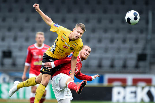 Elfsborgs Viktor Claesson i luftduell med Falkenbergs