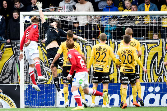 Falkenbergs Tobias Carlsson (tv) med en farlig målchans
