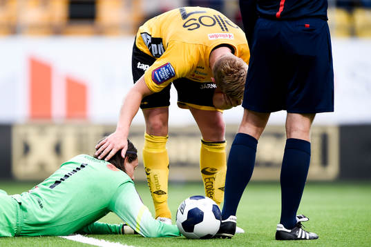 Elfsborgs Per Frick klappar om Falkenbergs målvakt Otto