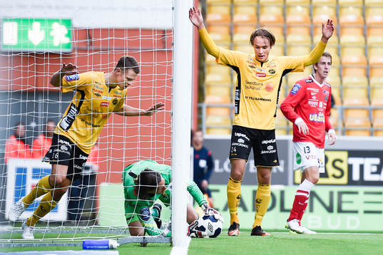 Falkenbergs målvakt Otto Martler håller bollen utanför