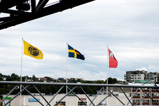 Flaggor vajar på Borås arena innan fotbollsmatchen i