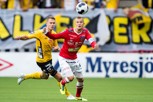 Falkenbergs Rasmus Sjöstedt jagas av Elfsborgs Viktor