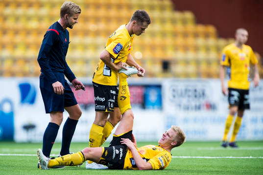Elfsborgs Per Frick får kramp och Viktor Claesson hjälper