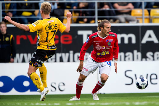 Falkenbergs Tobias Carlsson tar sig förbi Elfsborgs Per
