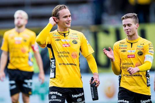 Elfsborgs Viktor Prodell och Adam Lundqvist samtalar då de