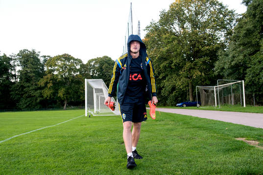 John Guidetti lämnar träningen med det svenska