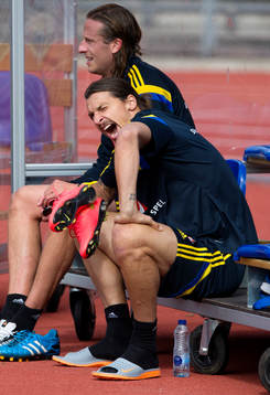 Sveriges Zlatan Ibrahimovic gäspar och Jonas Olsson
