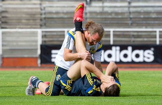 Sveriges Zlatan Ibrahimovic får massage